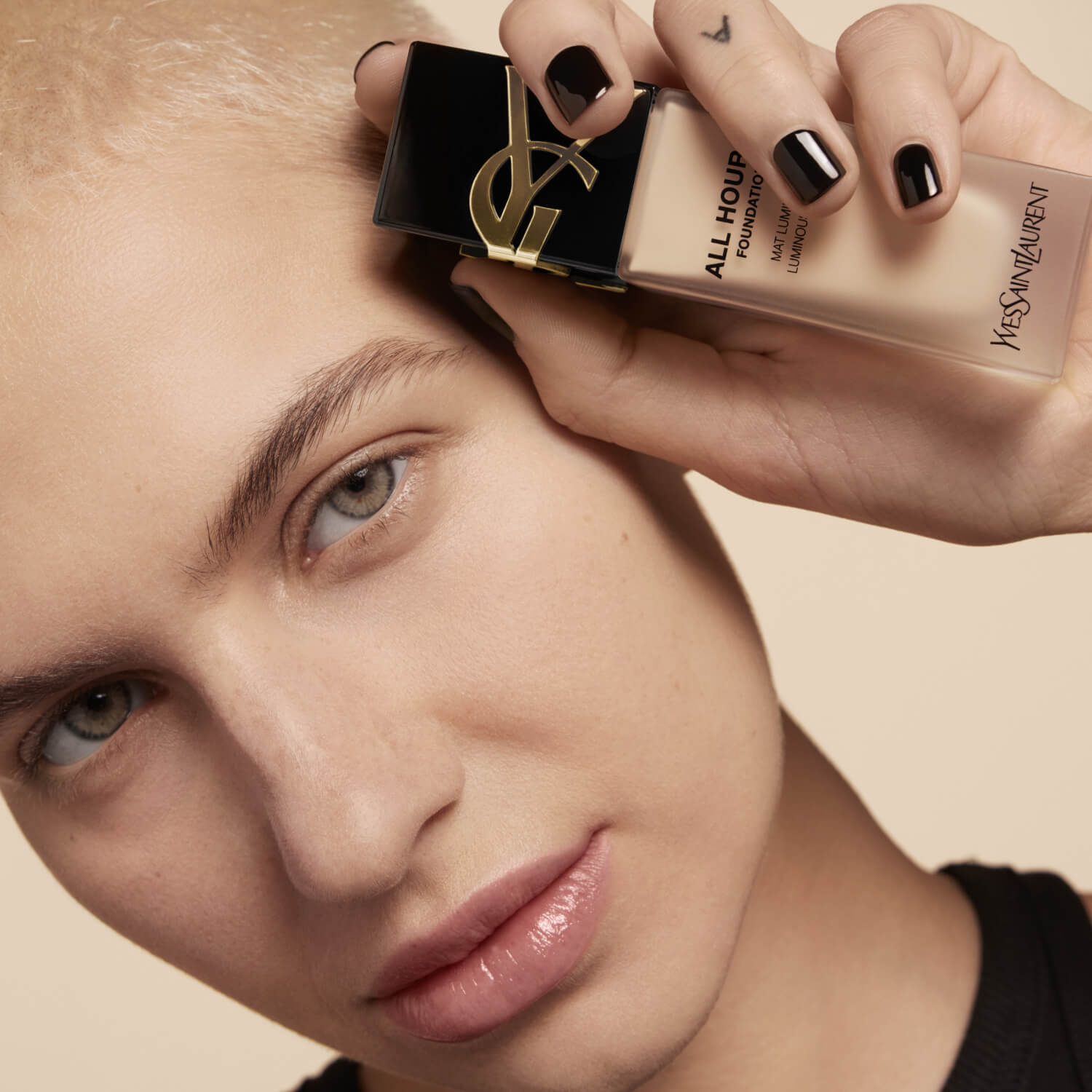 ALL HOURS FOUNDATION (BASE DE MAQUILLAJE MATE LUMINOSO)